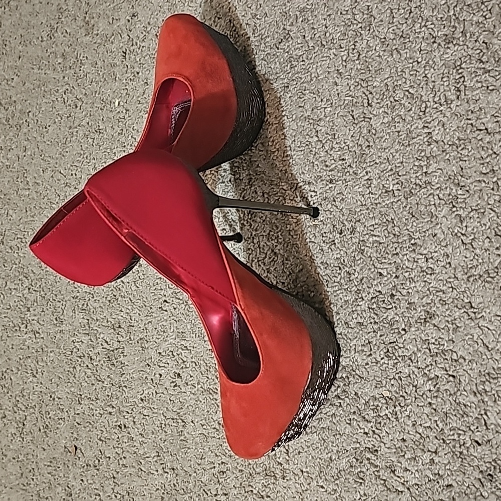 Two Lips Red Heels - Picture 2 of 4